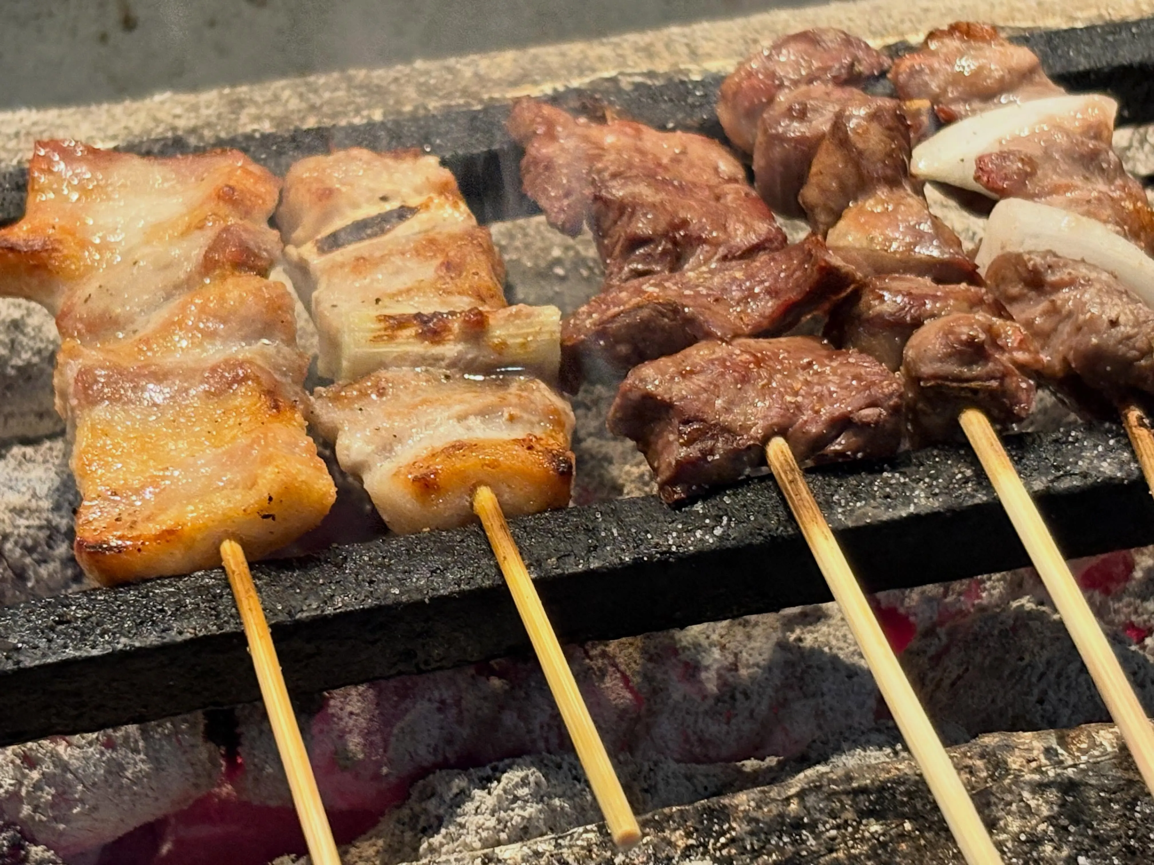 炭火でじっくり焼いた焼き鳥、絶品です！